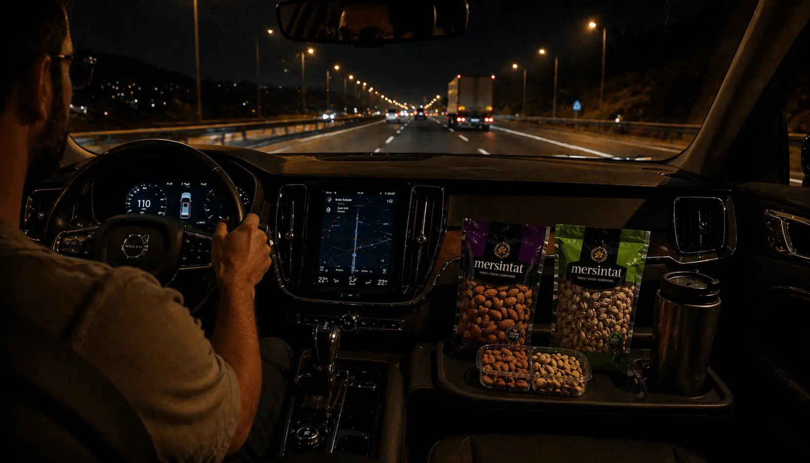 Araç içinde Mersintat kuruyemişleri ile düzenli uzun yol atıştırmalığı